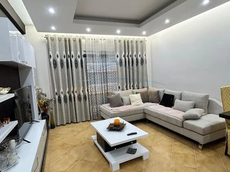 Tirane, jepet me qera apartament 2+1 Kati 1, 107 m² 450 € (Rr Shefqet Kuka)