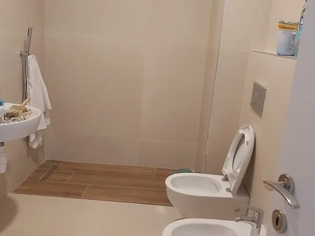 Tirane, jepet me qera ambjent biznesi Kati 3, 68 m² 500 € 