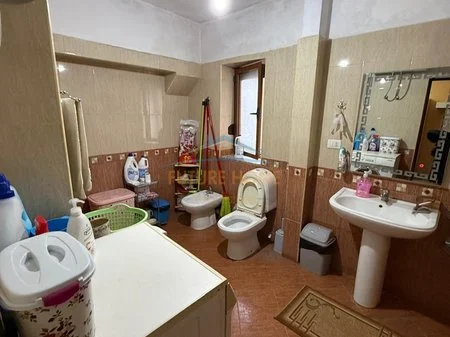 Tirane, shitet apartament 3+1 Kati 3, 135 m² 170.000 € 