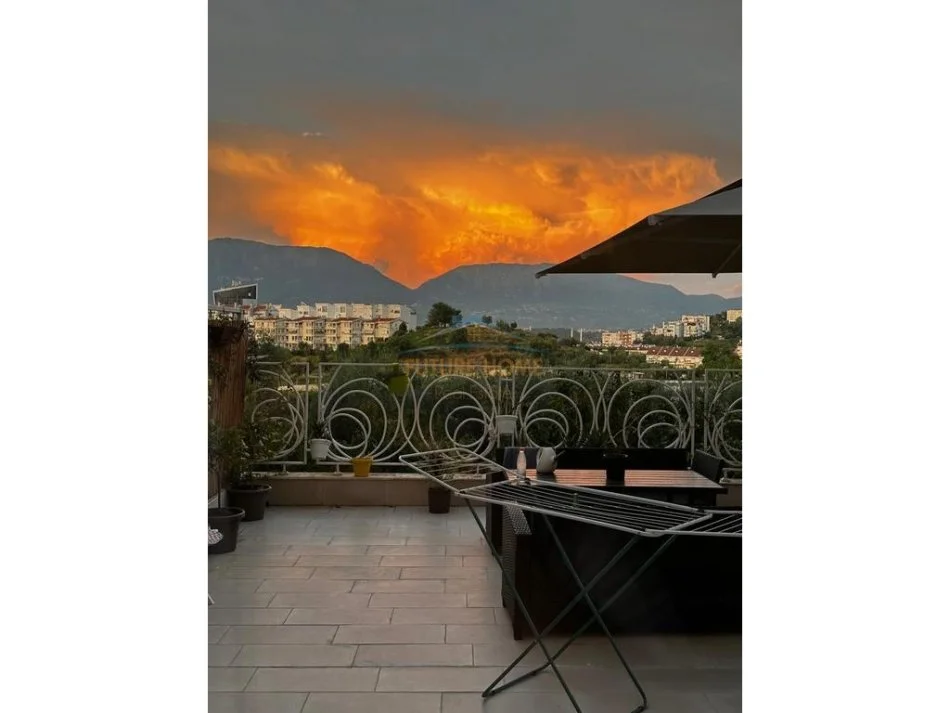 Tirane, shitet apartament duplex 3+1 Kati 1, 240 m² 335.000 € 