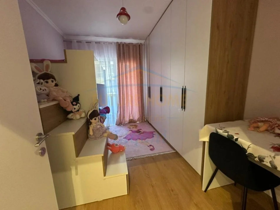 Tirane, jepet me qera apartament 2+1+Ballkon Kati 6, 84 m² 650 € (Univers City)