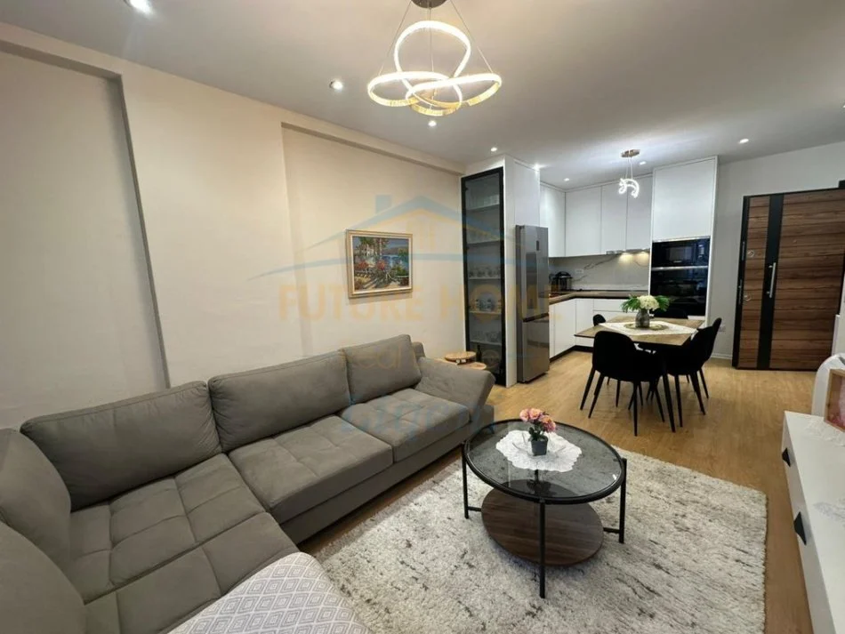 Tirane, jepet me qera apartament 2+1+Ballkon Kati 6, 84 m² 650 € (Univers City)