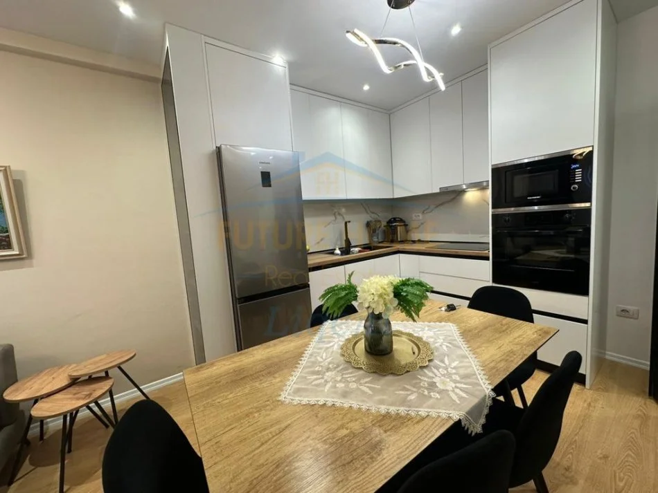 Tirane, jepet me qera apartament 2+1 Kati 6, 84 m² 650 € (UNIVERS CITY)  LI64146