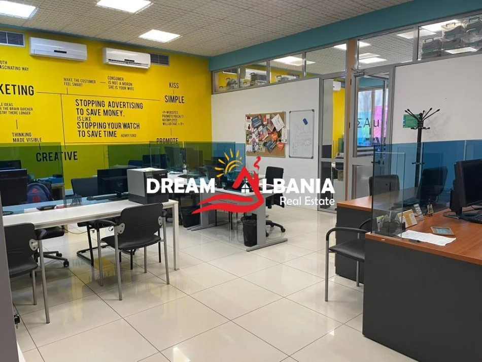 Tirane, jepet me qera zyre , 222 m² 4.000 €