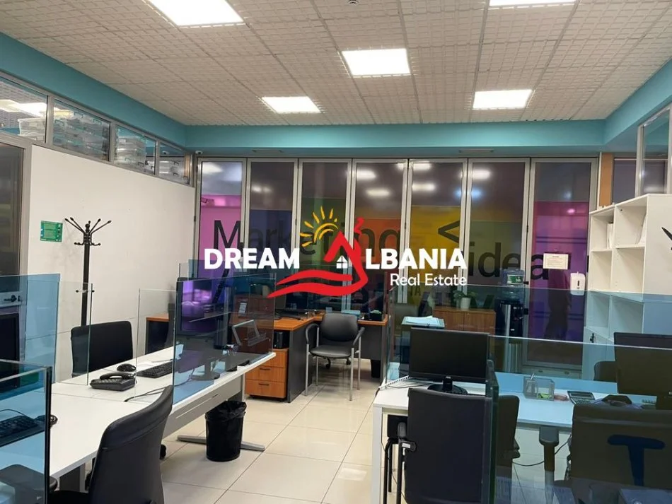 Tirane, jepet me qera zyre , 222 m² 4.000 €