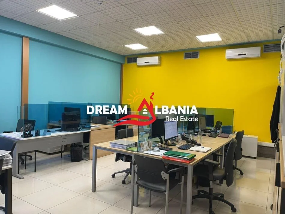 Tirane, jepet me qera zyre , 222 m² 4.000 €