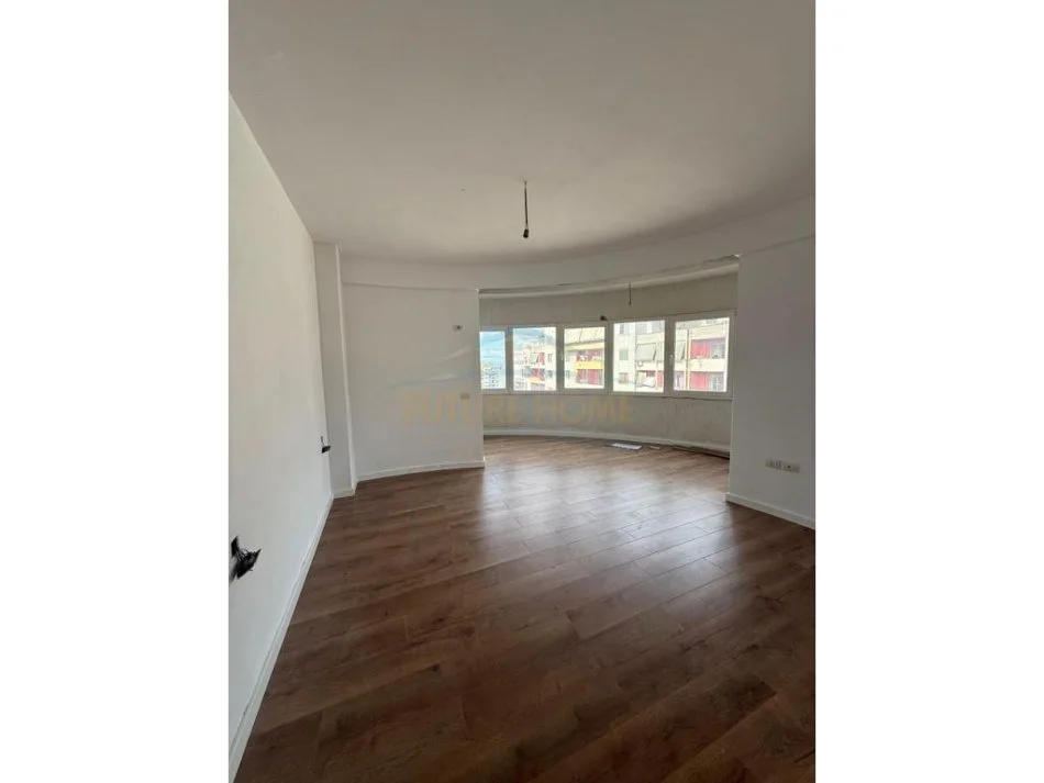Tirane, shitet apartament 2+1+Ballkon Kati 7, 125 m² 210.000 € (UNAZA E RE)