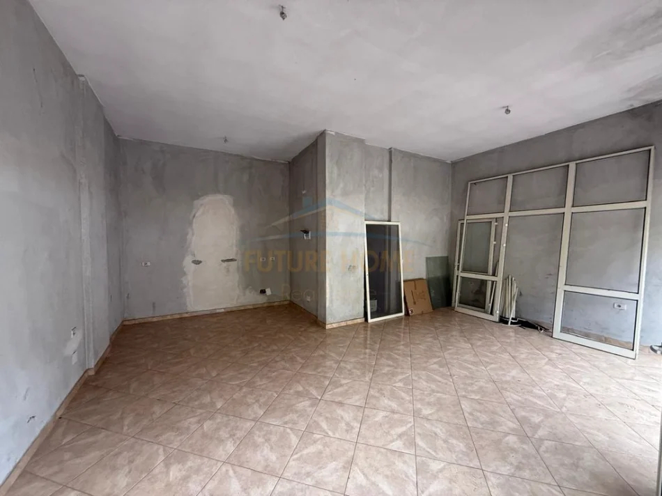 Vlore, shitet dyqan Kati 0, 45 m² 90.000 € (Uji i Ftohte)