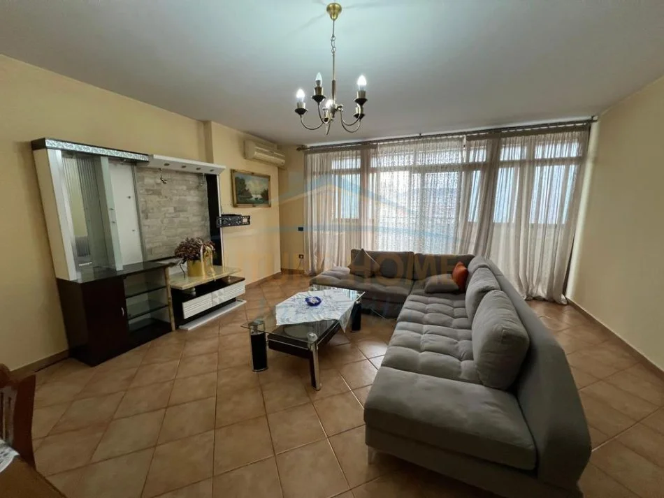 Tirane, jepet me qera apartament 2+1+Ballkon Kati 10, 111 m² 700 € (Kompleksi Delijorgji)