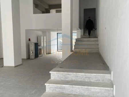 Tirane, jepet me qera ambjent biznesi Kati 0, 418 m² 3.500 € (Brryl)