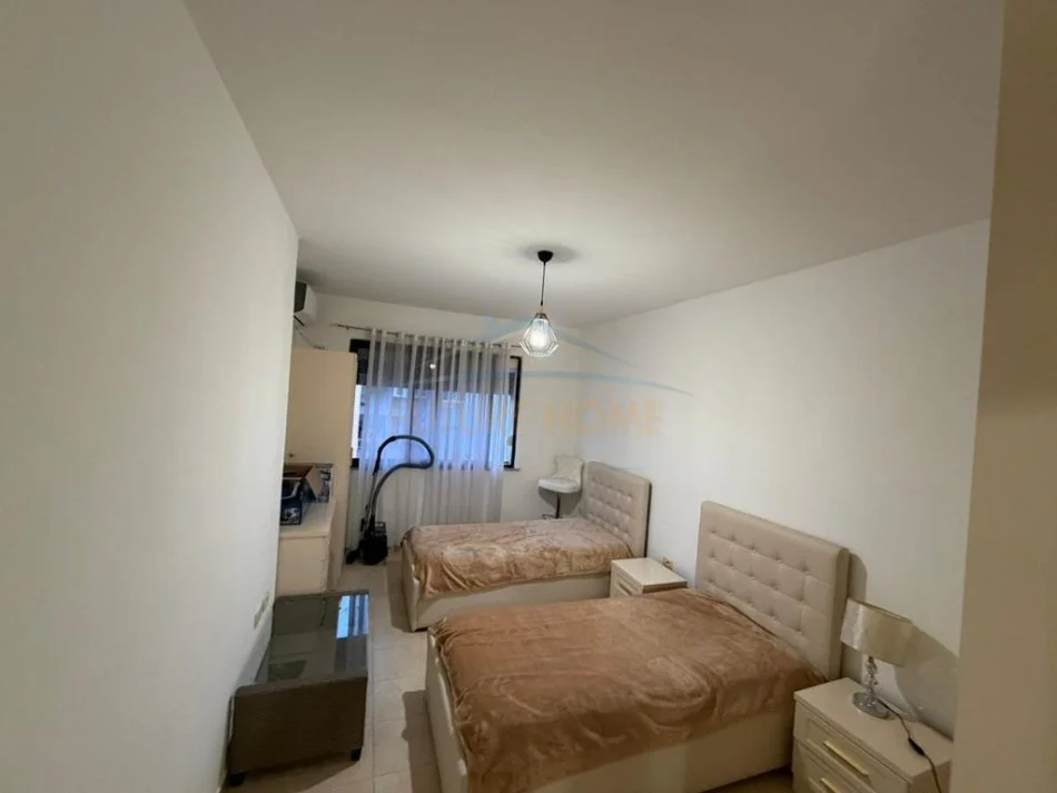 Tirane, jepet me qera apartament 2+1+Aneks+Ballkon Kati 5, 110 m² 600 € (Vila L tek Unaza e Re)