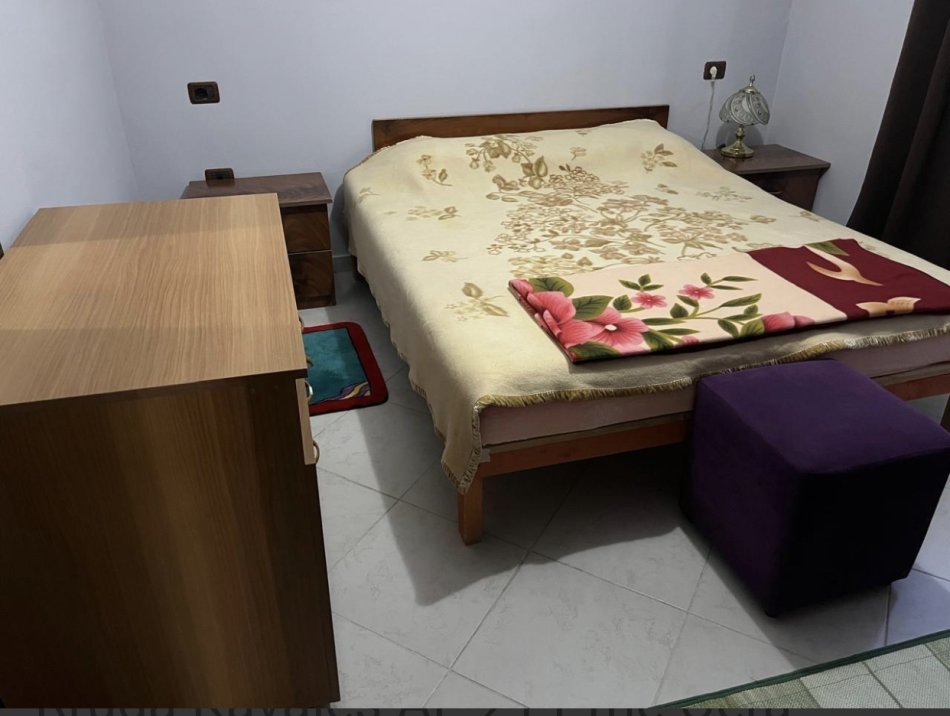 Tirane, jepet me qera apartament 2+1+Ballkon Kati 2, 100 m² (Rruga Kavajes)