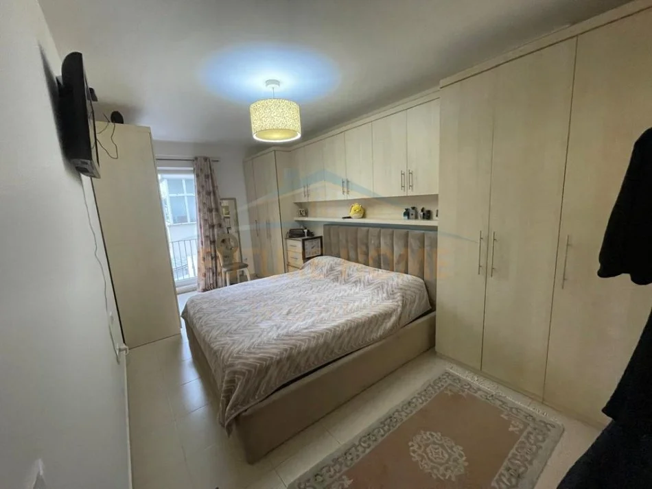 Tirane, shitet apartament 2+1+Ballkon Kati 4, 83 m²