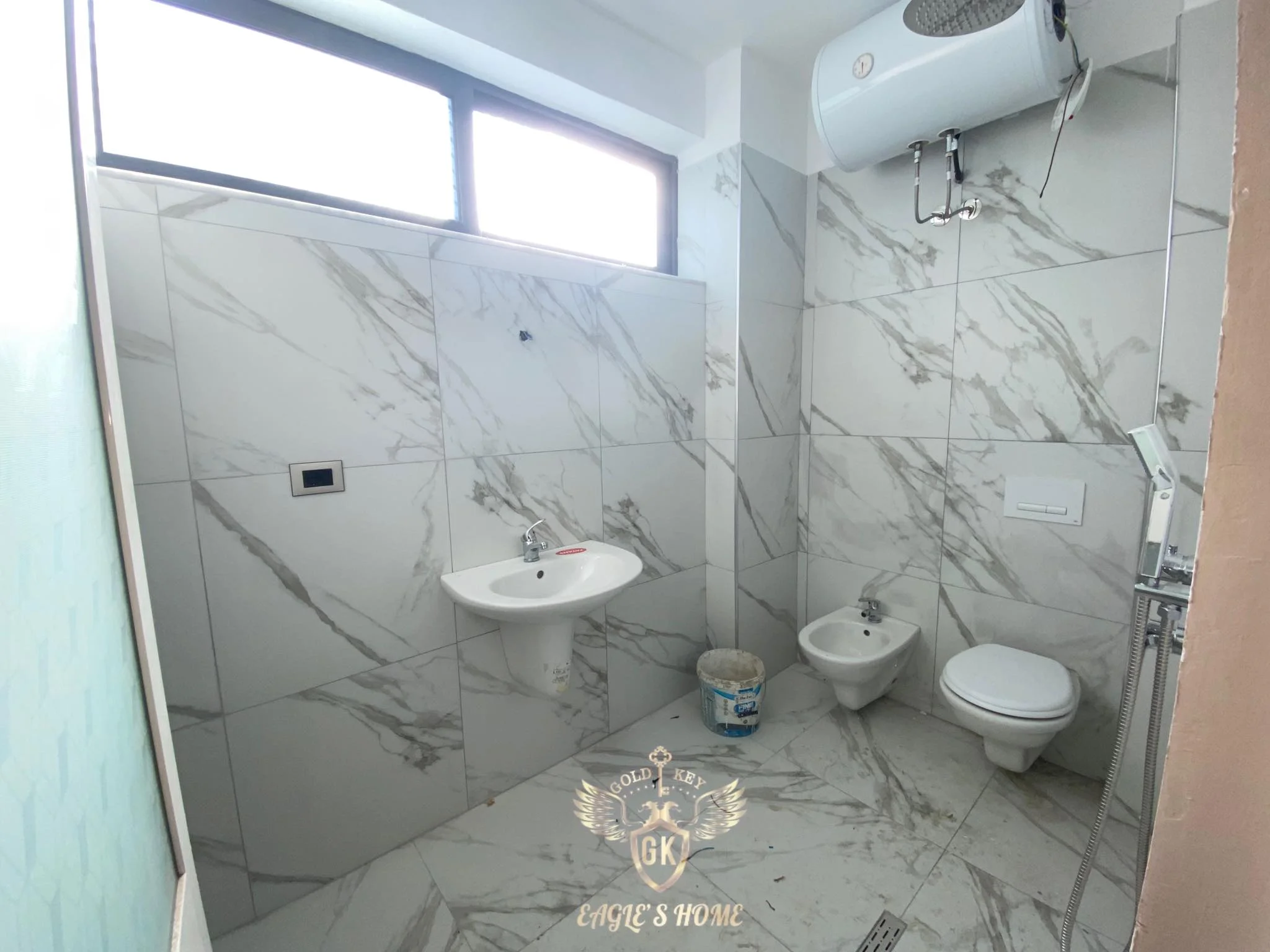 Shitet Apartament• Mundesi ideale shfrytzimi per biznes
• Kati 1 Banim i Dyti nga toka ne rruge kryesore me shume levizje
🏡Drejtoria Policis Durres🏡