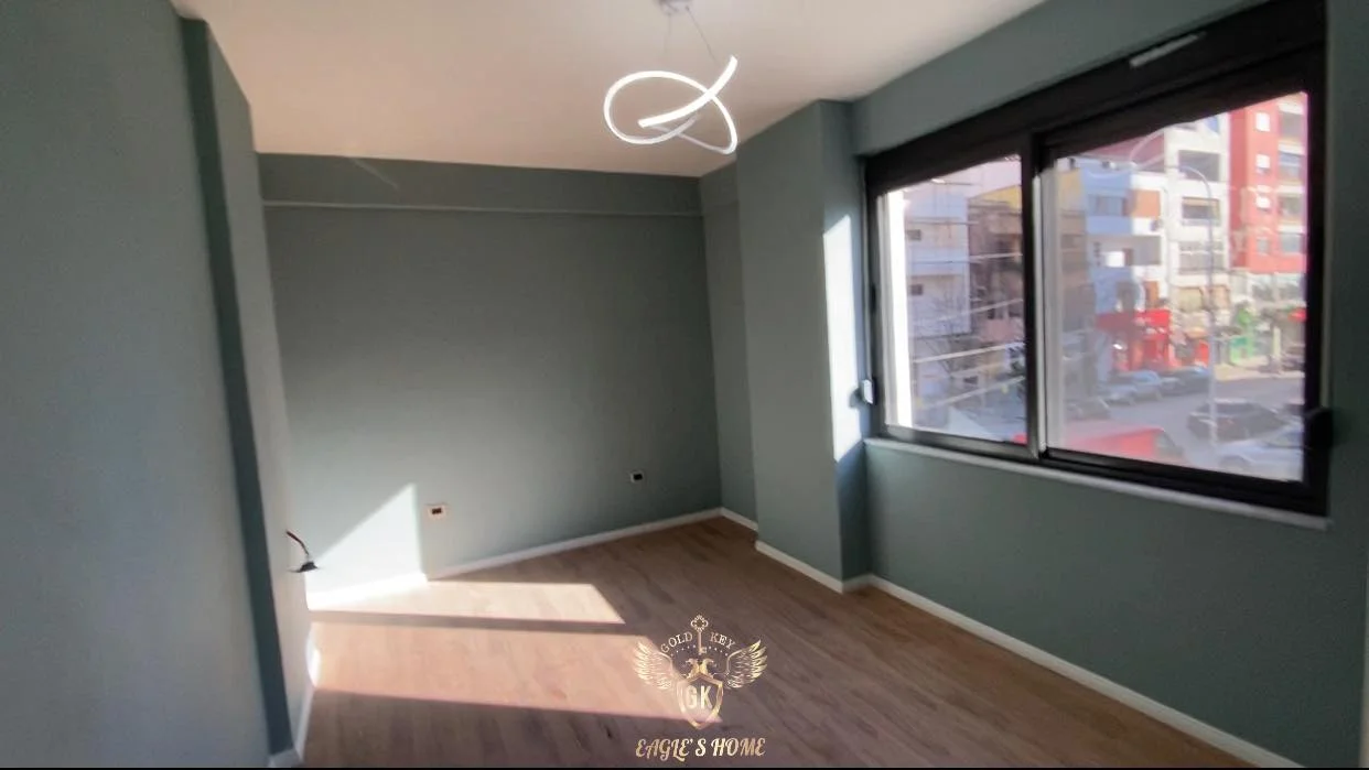 Shitet Apartament• Mundesi ideale shfrytzimi per biznes
• Kati 1 Banim i Dyti nga toka ne rruge kryesore me shume levizje
🏡Drejtoria Policis Durres🏡