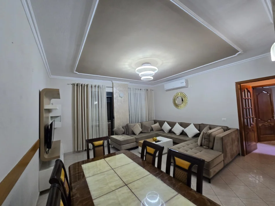 Tirane, jepet me qera apartament 2+1 , 110 m² 800 € (Rruga e Kavajes)