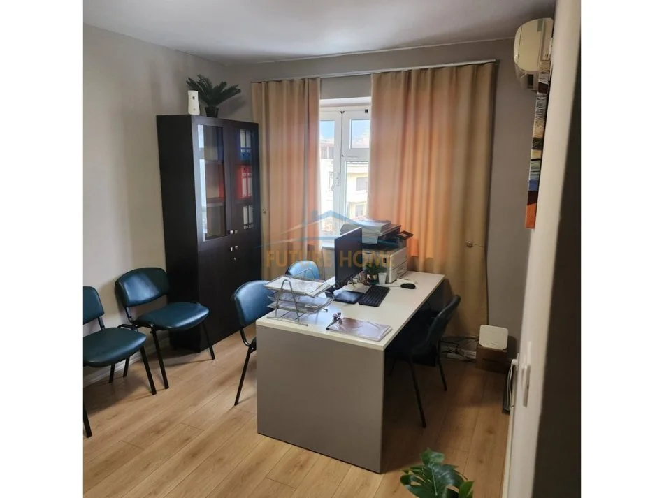 Tirane, jepet me qera ambjent biznesi Kati 4, 35 m² 450 € (myslym shyri)