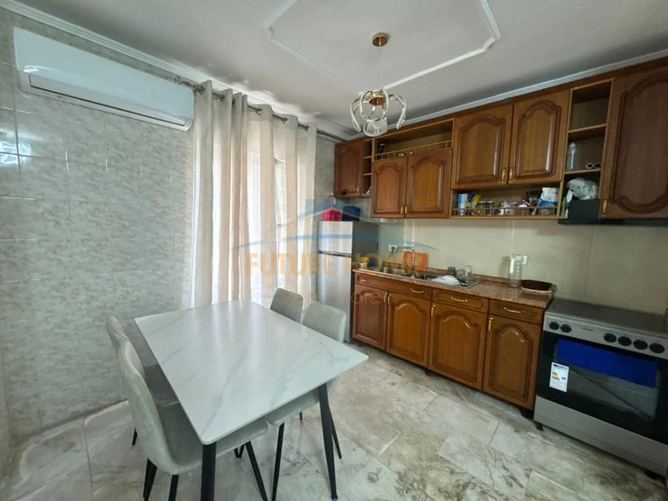 Tirane, jepet me qera apartament 2+1 Kati 1, 76 m² 550 € (Rruga Dritan Hoxha)