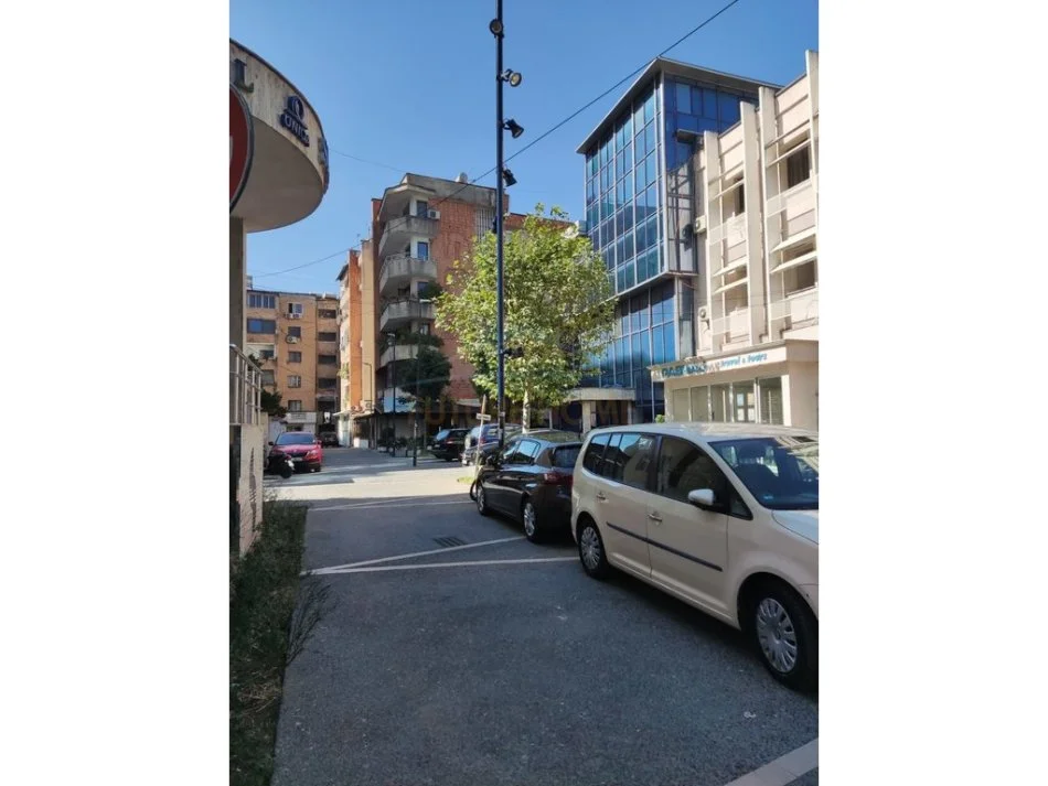 Tirane, jepet me qera garsonier 1+1 Kati 4, 30 m² 350 € (Bulevardi Zogu i I)