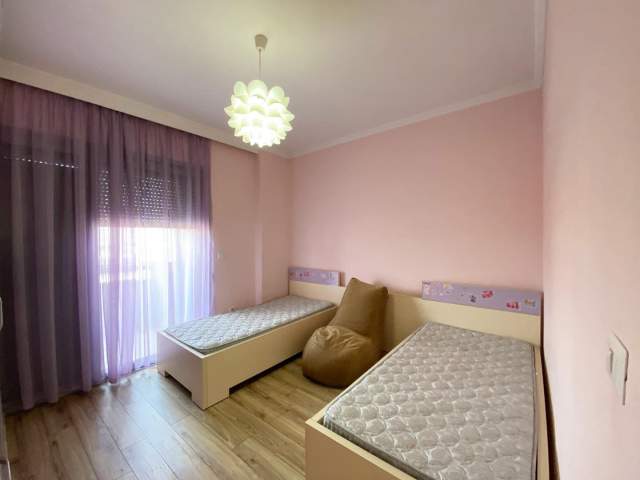 Tirane, jepet me qera apartament 3+1+BLK Kati 10, 150 m² 800 Euro (Rruga e kosovareve)