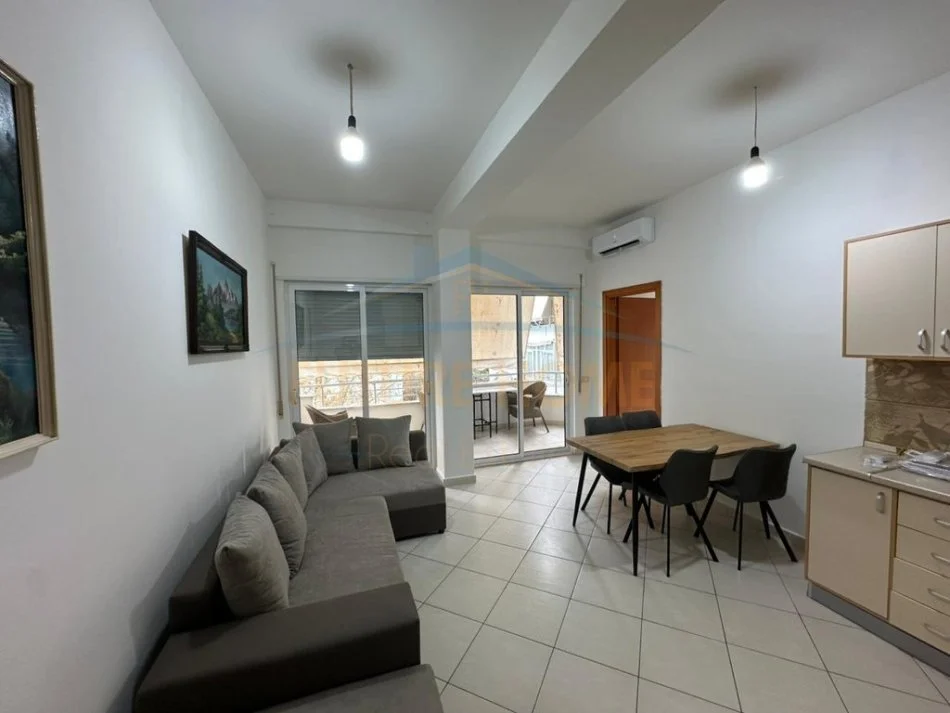 Tirane, jepet me qera apartament 2+1 Kati 4, 95 m² 750 € (Kopshti Zoologjik)