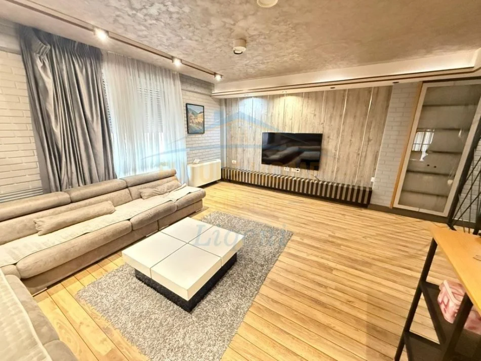 Tirane, jepet me qera apartament 3+1 Kati 4, 190 m² 1.950 € (Kishes Ortodokse, Myslym Shyri.)