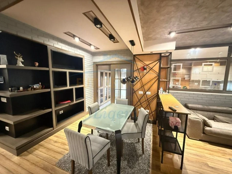 Tirane, jepet me qera apartament 3+1 Kati 4, 190 m² 1.950 € 