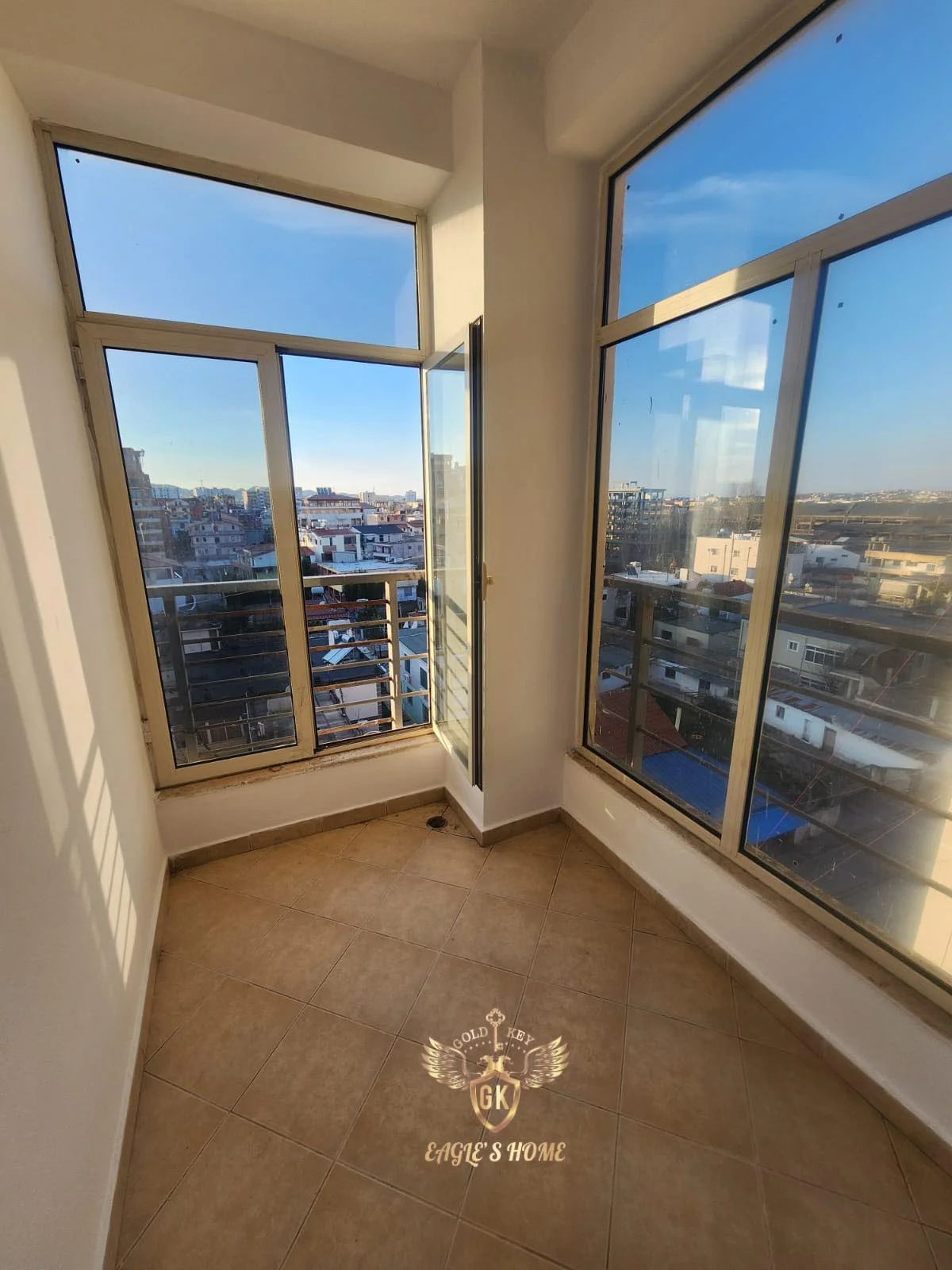 Shitet 2+1 me Ballkon🏡Rrota Kuqe Plazh🏡
• 85'000€✅