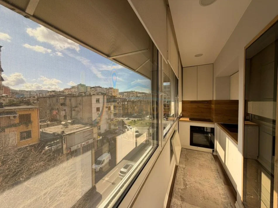 Tirane, jepet me qera apartament 2+1+Ballkon Kati 5, 75 m² 1.000 € 