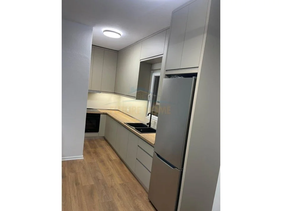 Tirane, jepet me qera apartament 2+1 Kati 6, 100 m² 800 € (Xhamlliku)