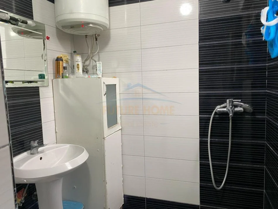 Shitet, Apartament 2+1, Kombinat, Tiranë. 70,000 €, BLL64546