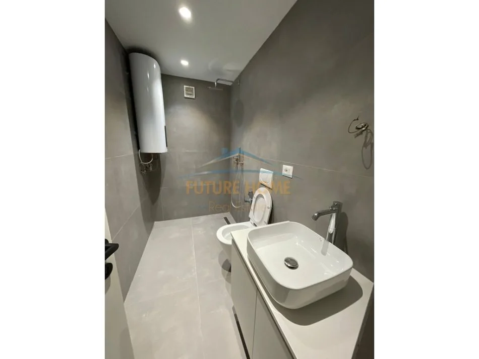 Tirane, jepet me qera apartament 2+1 Kati 5, 110 m² 700 € (Fusha e Aviacionit)