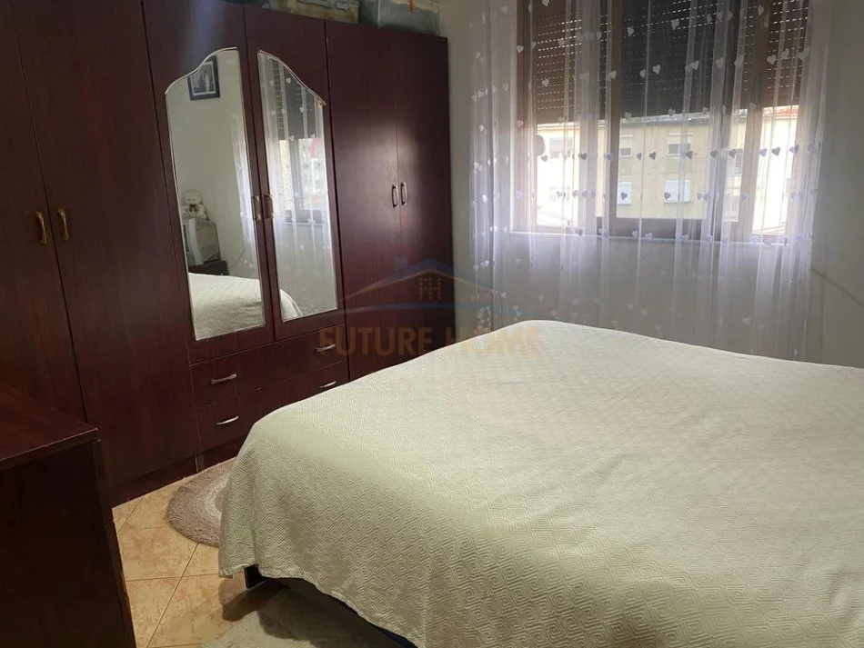 Shitet, Apartament 2+1, Kombinat, Tiranë. 70,000 €, BLL64546