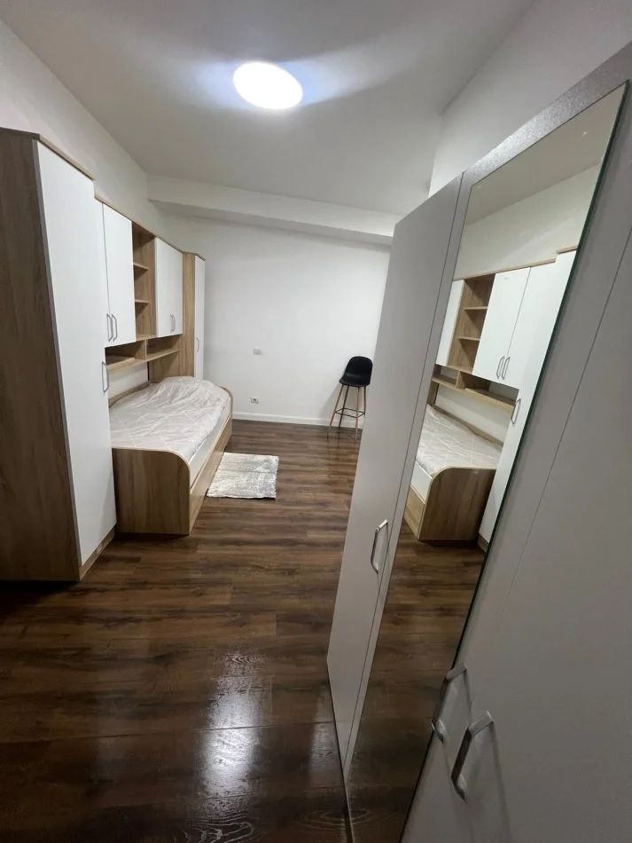 Tirane, jepet me qera apartament 3+1+Ballkon Kati 4, 126 m² 1000 € (Komuna e Parisit)