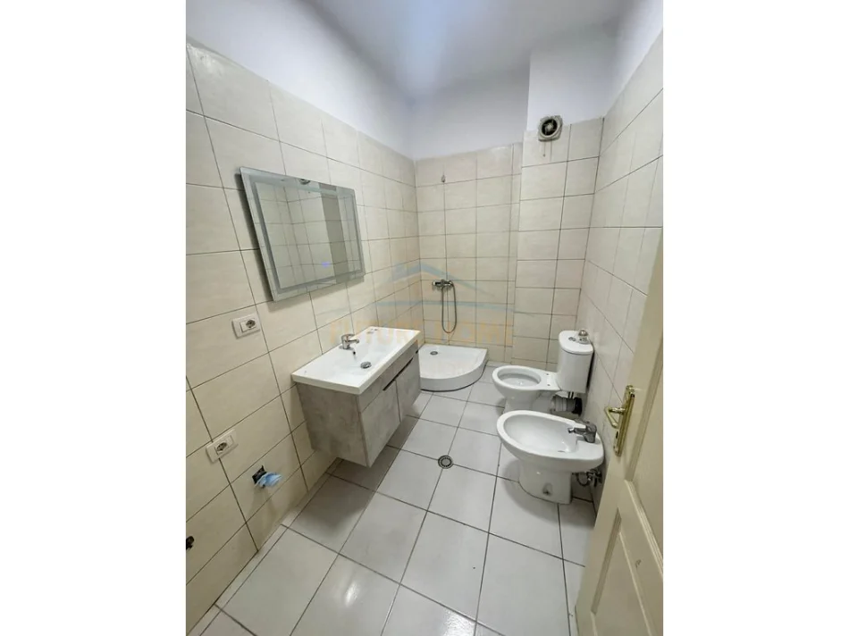 Tirane, Shitet Apartament 1+1, Unaza e Re, parne Bar Return,  Kati 8, 70 m², Cmimi 119.000 €