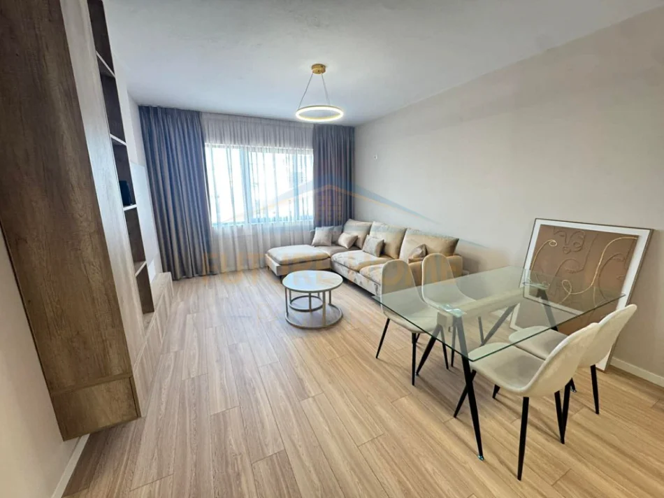 Tirane, shes apartament 1+1 Kati 8, 70 m² (Unaza e Re)