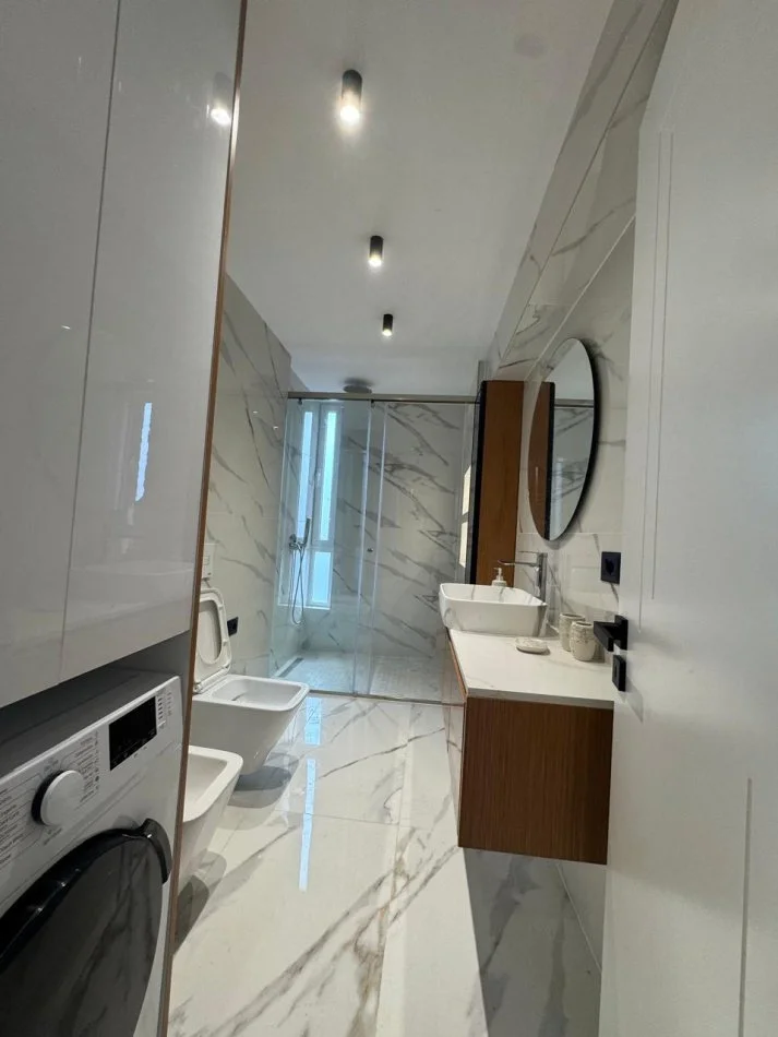 Tirane, jepet me qera apartament 1+1+Ballkon Kati 2, 900 € (Qender, Piazza)