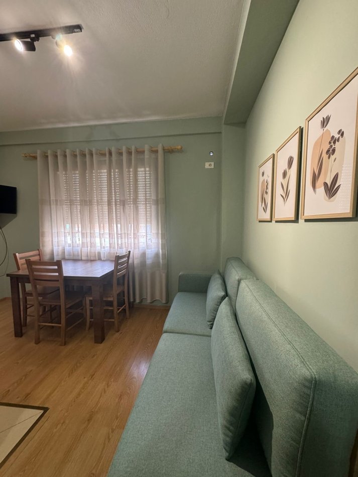 Tirane, jepet me qera apartament 1+1 50 m²,cmimi 37.000 lek (Kongresi manastirit)