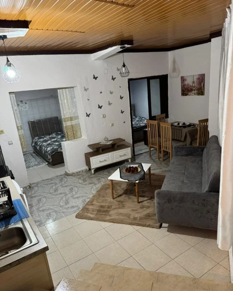 Tirane, jepet me qera shtepi 2+1 Kati 1, 80 m² 300 € (rruga Xhanfize Keko)