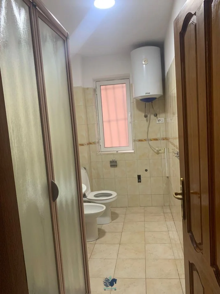 Jepet Me Qera Apartament 3+1 Prane Rruges Fortuzi [ID PE033]