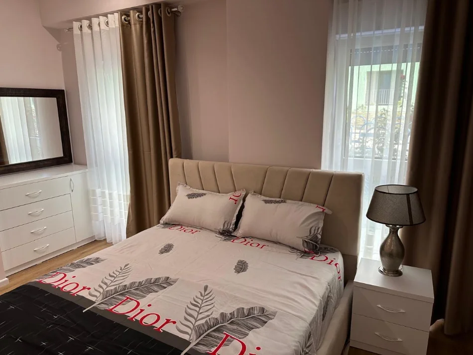 Tirane, jepet me qera apartament 1+1 Kati 1, 50 m² 300 € (Rezidenca Kaimi)