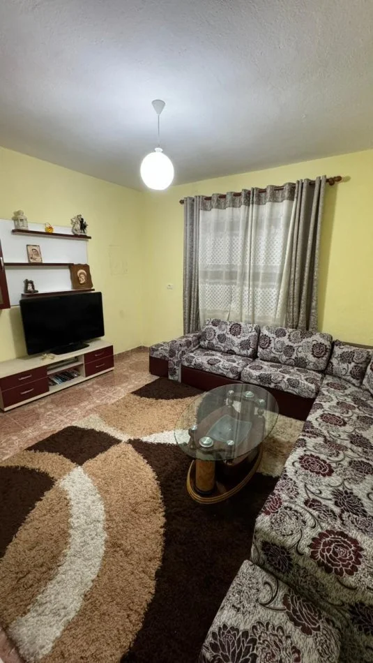 Tirane, jepet me Qira Shtepi 2+1 + Vend Parkimi Kati 1, 95 m² 425 € (Laprake, Mbrapa Spitalit Ushtarak) OPP49585