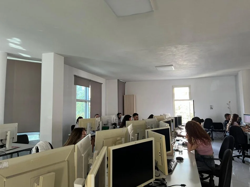 Tirane, jepet me qera zyre Kati 3, 350 m² 2.000 € (Tirane Rruga Gjergj Legisi, godine 5 kateshe, pallati • “Zef Luli”, Zona Kadastrale 8310, Laprake, Tiranë 1001)