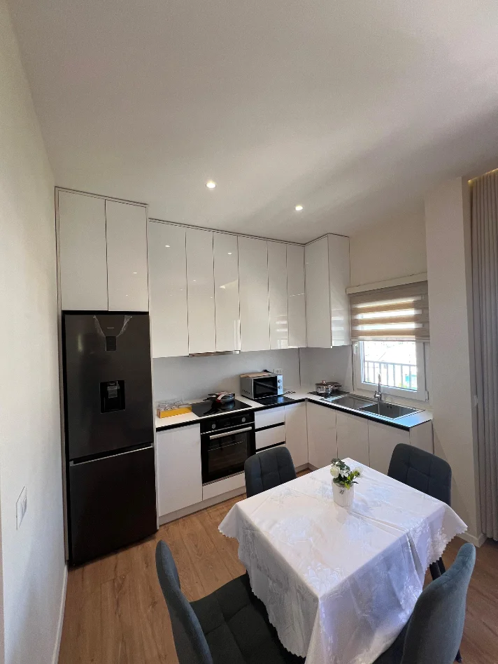 Tirane, jepet me qera apartament 1+1+Ballkon Kati 3, 67 m² 450 € (Rruga Tomi Kristo)
