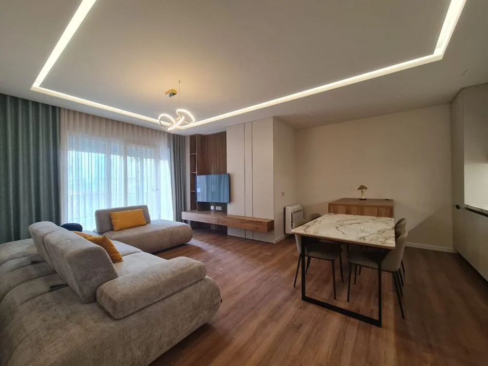 Tirane, jepet me qera apartament 1+1+Ballkon Kati 4, 82 m² 1.000 € (Pazari i Ri)