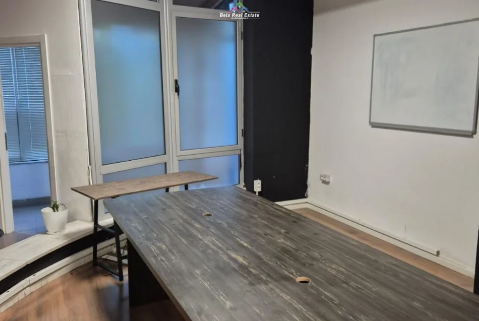 Tirane, jepet me qera zyre Kati 3, 154 m² 900 € (rruga e kavajes)