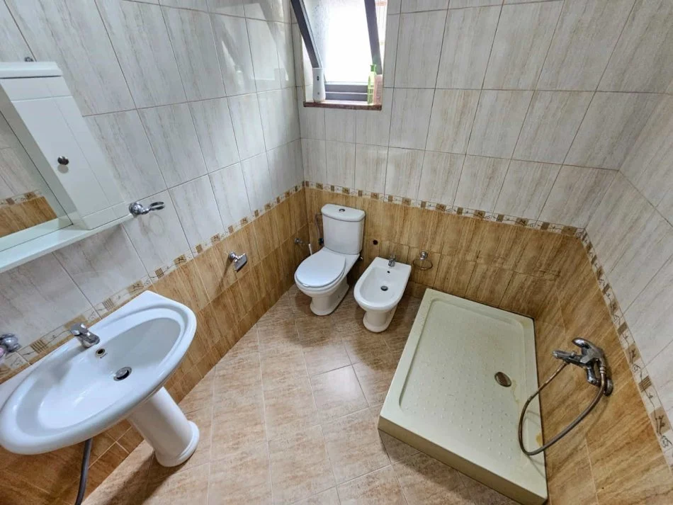 Tirane, jepet me qera apartament 1+1 Kati 2, 95 m² 570 € (Rruga Bill Klinton)