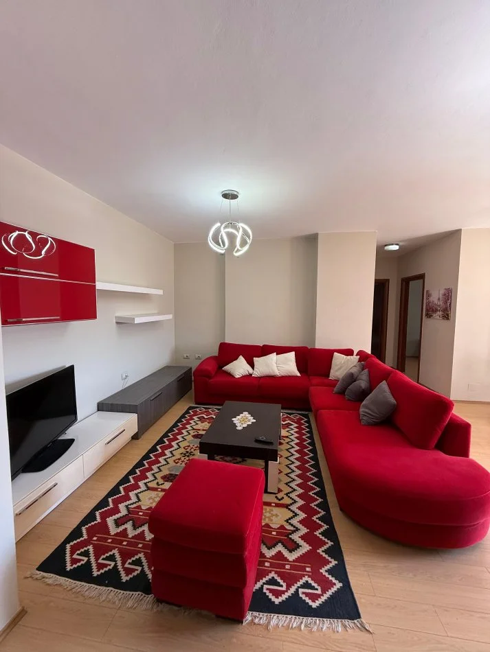 Tirane, jepet me qera apartament 2+1 Kati 6, 105 m² 650 € (pallati me shigjeta)