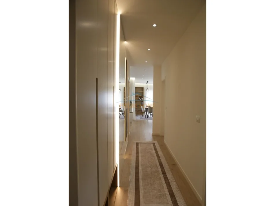 Tirane, jepet me qera apartament 2+1 Kati 4, 119 m² 1.200 € (Zogu i Zi)