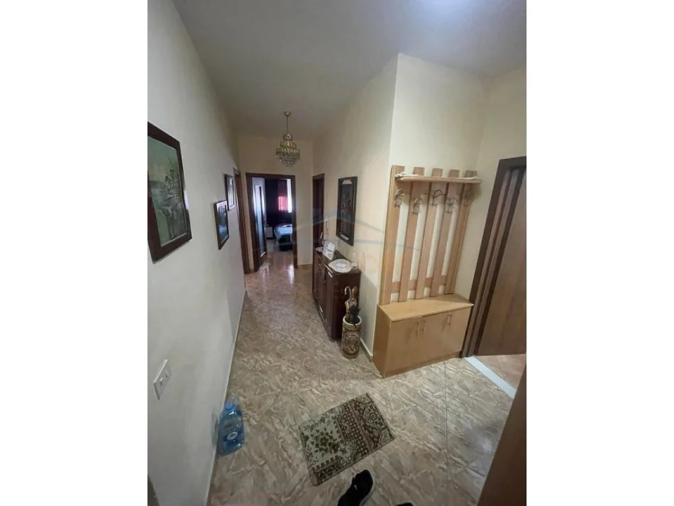 Tirane, jepet me qera apartament 2+1 Kati 6, 100 m² 450 € (Kinostudio)